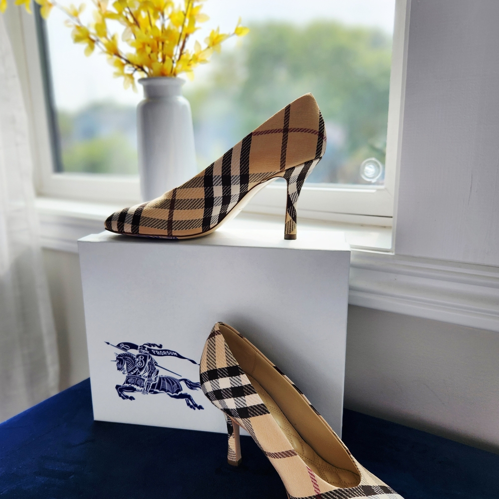 Burberry Tan and Black Heels Elegant Design